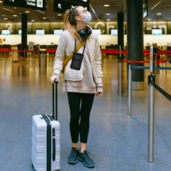 Olixar Ultra Slim RFID Blocking Passport Holder And Wallet - Black -OtterBox Store e 182